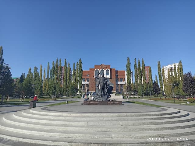 Mustay Karim square - Image 1