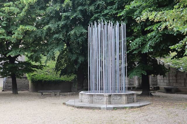 "Cinquantasei nomi", scultura di Marco Bagnoli - Image 1