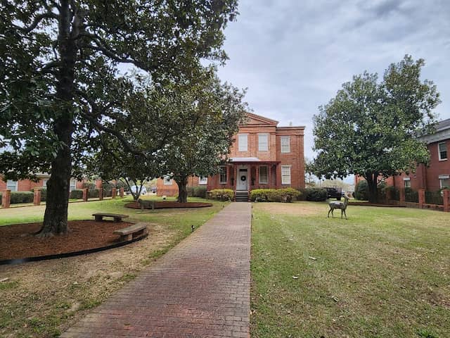 Lee Home - Image 1