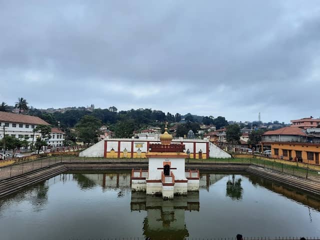 Omkareshwar Temple Park - Image 2