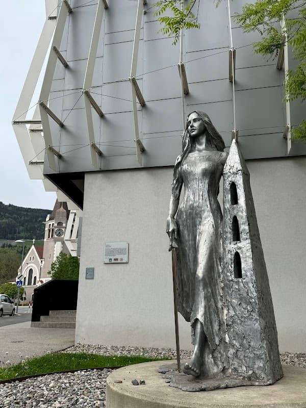 Barbara-Statue - Image 2