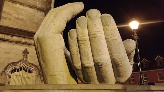 Hands sculpture - Image 1