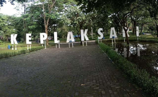 Smoking Shelter Taman Kebon Ratu - Image 1