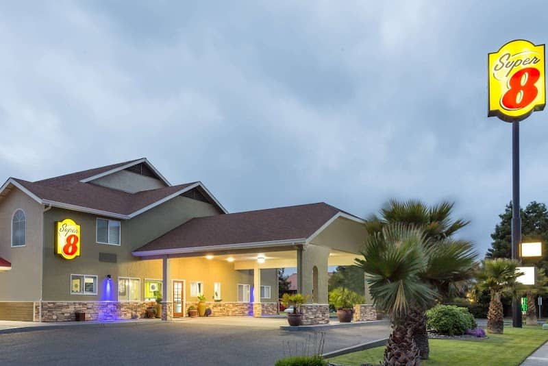 Super 8 by Wyndham Fortuna Avenue Of The Giants - Image 1