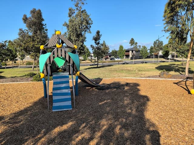 Waratah Park - Image 1