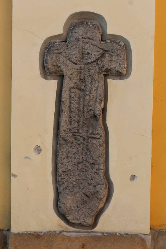 Krzyże pokutne na ścianie kosciola - Image 1