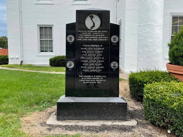 Harrison County Courthouse lawn - Image 2