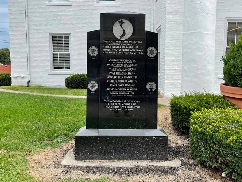 Harrison County Courthouse lawn - Image 2
