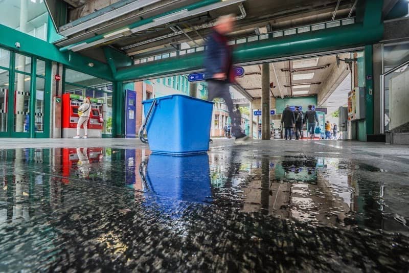 Heiliger Wasserkübel am Bahnhof - Image 2