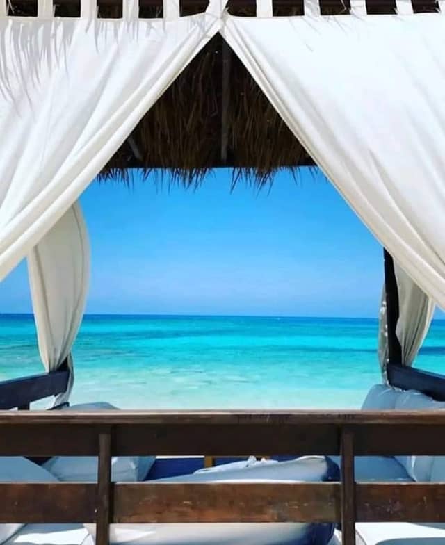 Holydays Inn Travel - Image 1