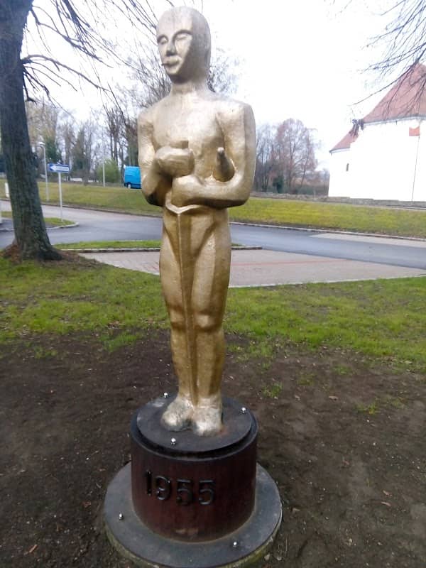 Statue - Image 1