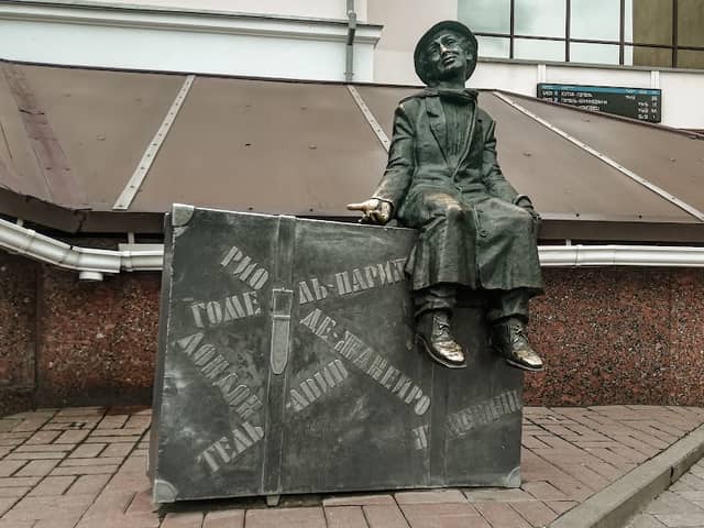 Памятник "Чемоданное Настроение" - Image 1