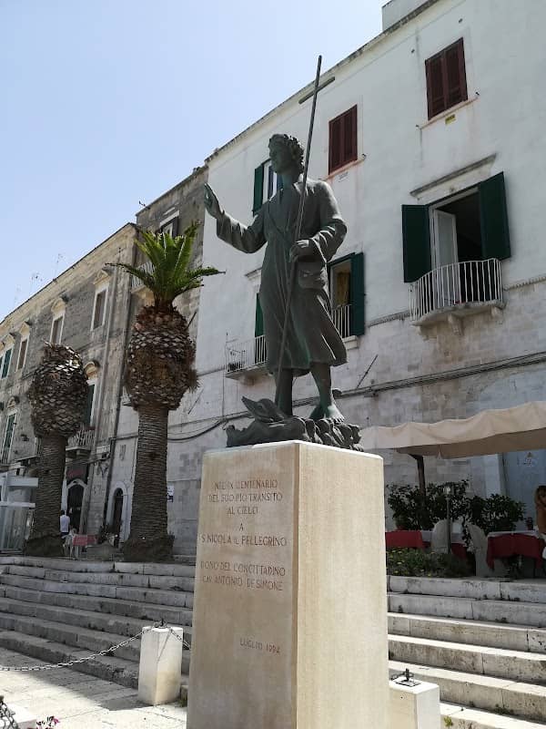 Statua di San Nicola il Pellegrino - Image 1