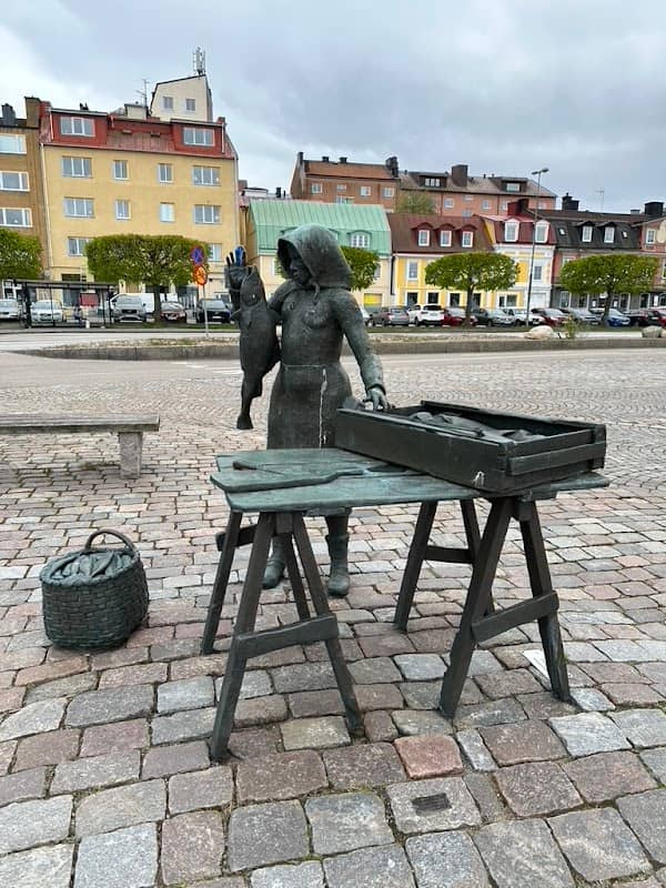 Statue of woman selling fish - Image 1