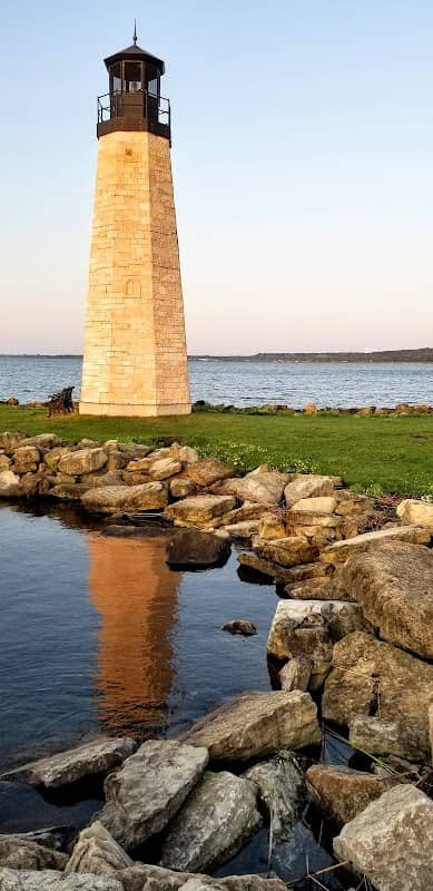 Gladstone Lighthouse - Image 1