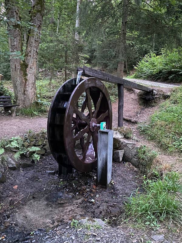 Wasserrad und Schutzhütte - Image 1