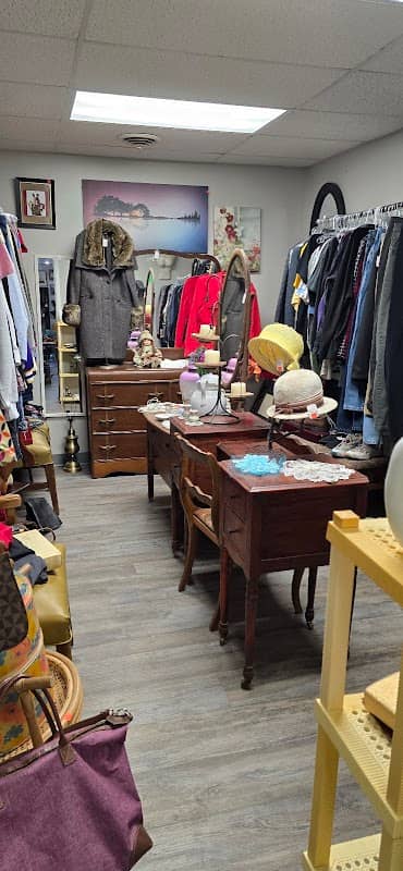 Junkin Treasures Flea Market - Image 2