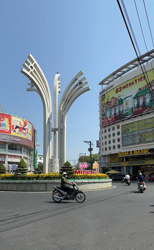 Sculpture in a Roundabout - Image 2