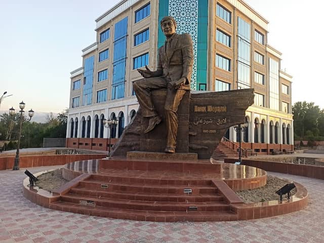 Loik Sherali monument - Image 1