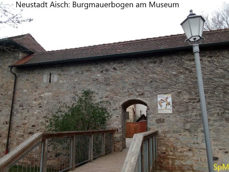 Nst Aisch: Burgmauer Torbogen - Image 1