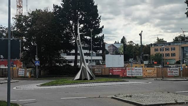 Kreisverkehr mit Erich Hauser Skulptur - Image 2