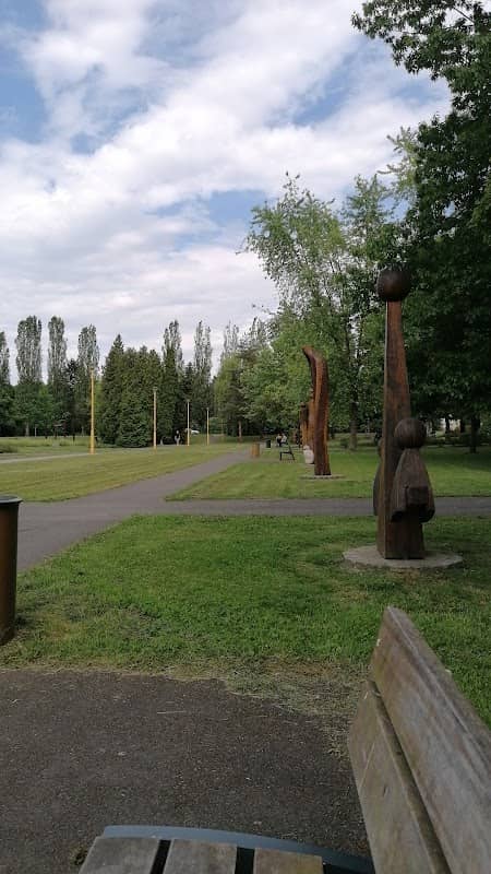 Park před společenským domem - Image 1
