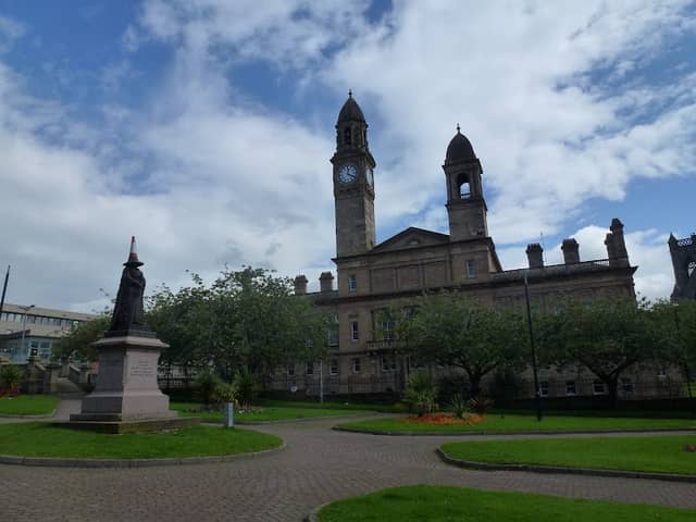 Queen Victoria Statue - Image 3