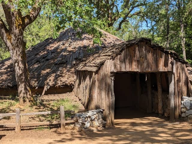 Chaw Se' Roundhouse - Image 2