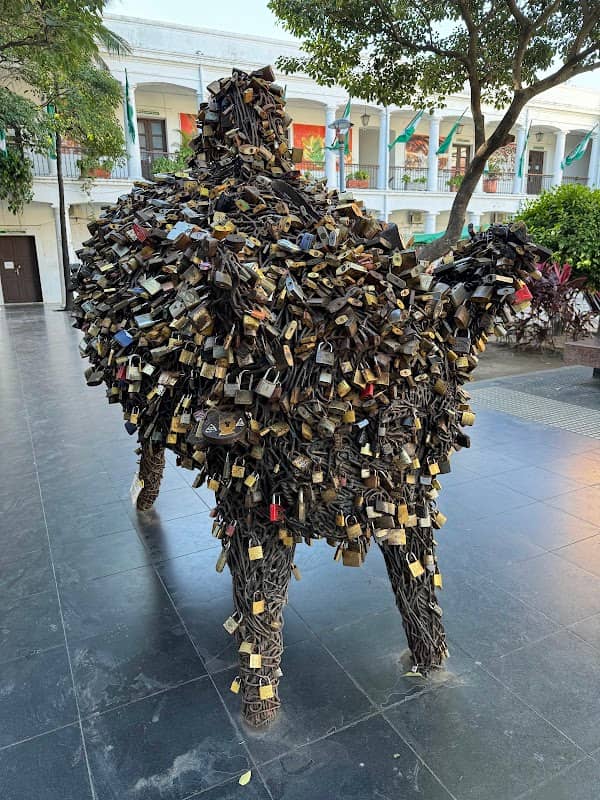 Estatua del cerdito con candados - Image 1