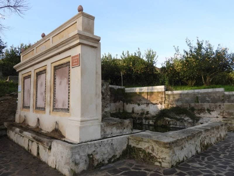 Antica Fontana Fiasco Baldaia - Image 1