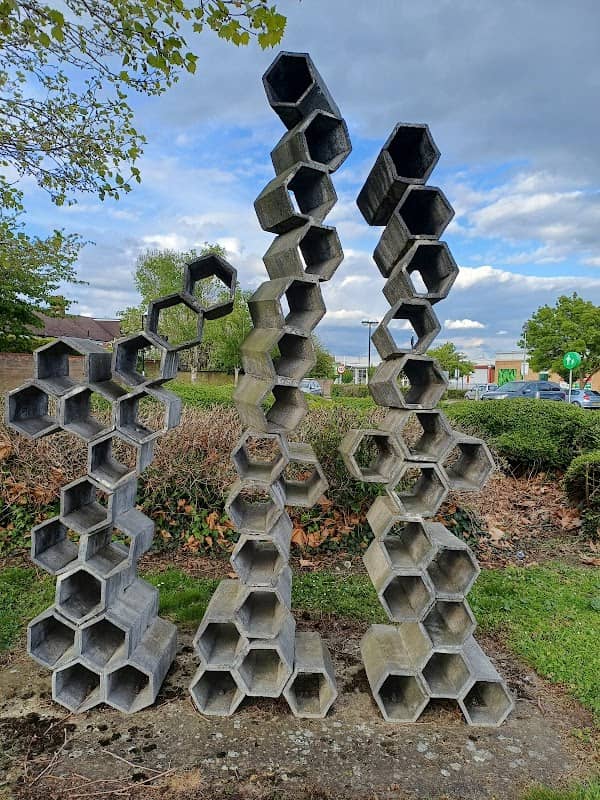 Hexagonal statue - Image 1