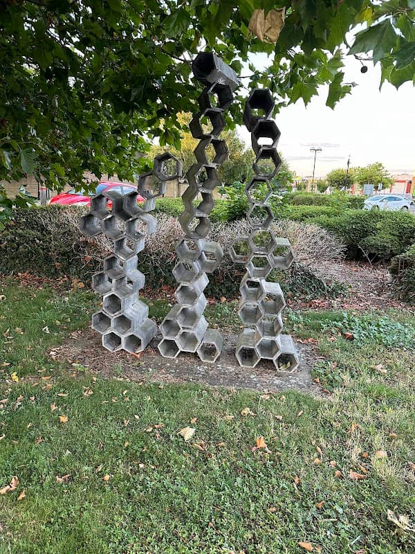 Hexagonal statue - Image 2