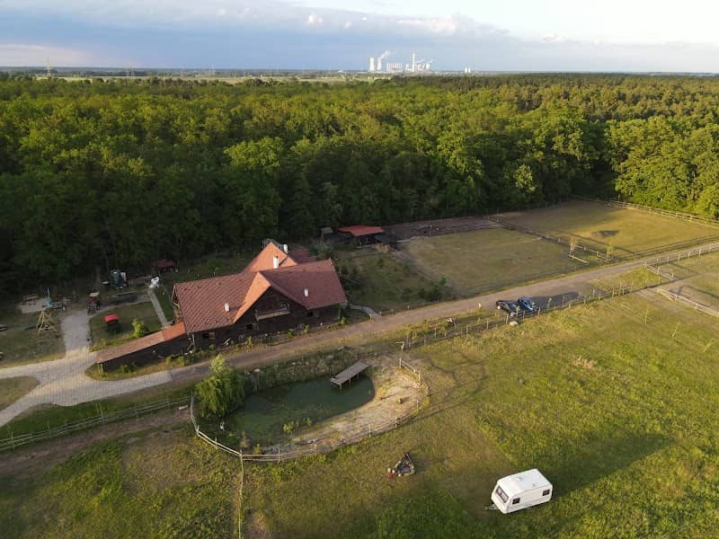 Stajnia Karczów - Stowarzyszenie Wilk Syty i Owca Cała - Image 1