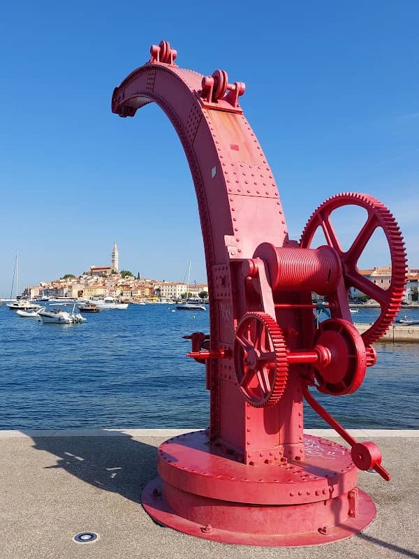 Historical Crane - Image 1