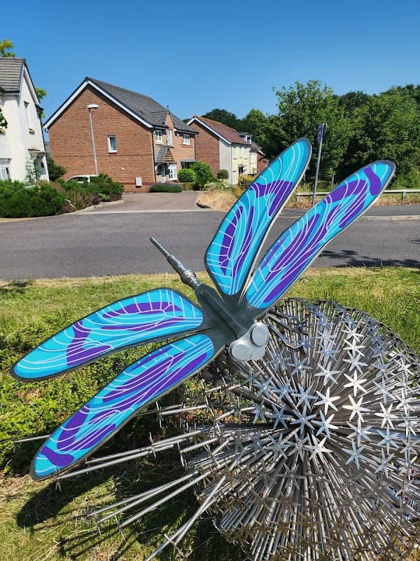 Dragon fly sculpture - Image 1