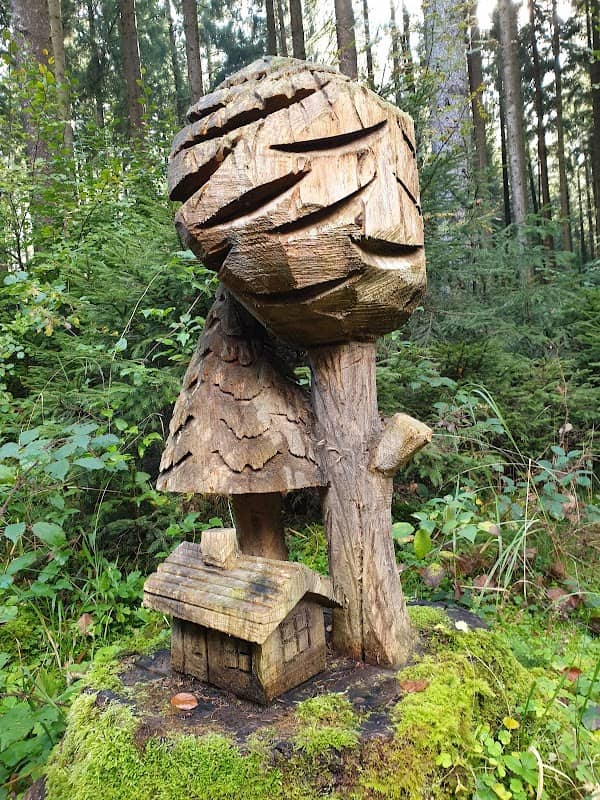 Holzkunstwerk im Wald - Image 2