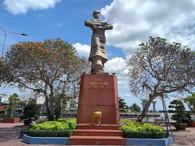 Thu Khoa Huan Monument - Image 1