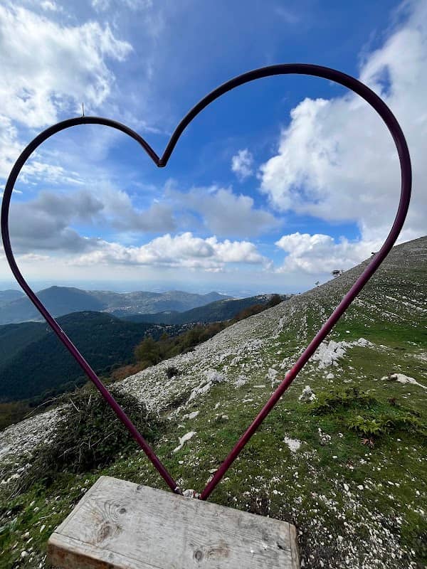 Panchina a Forma di Cuore - Monte Semprevisa - Image 1
