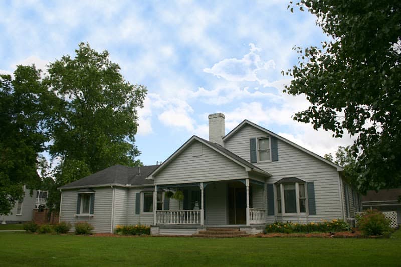 Falcon Manor: Bed and Breakfast at Falcon Rest - Image 1
