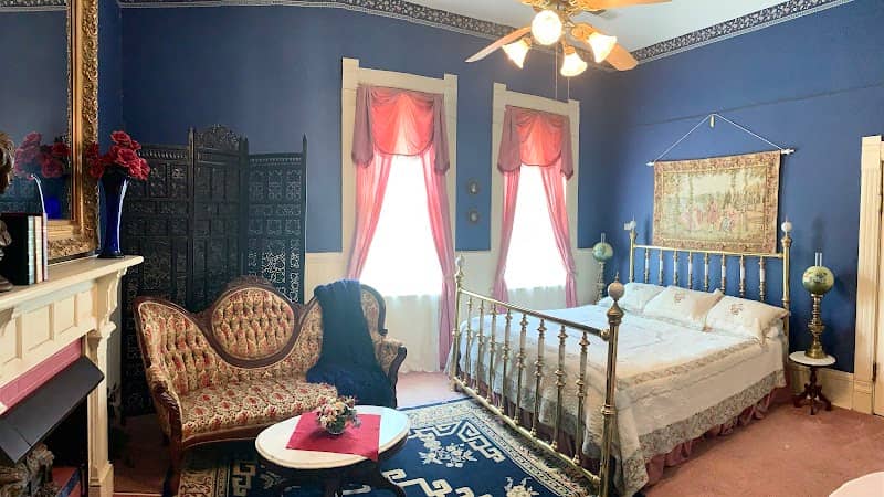 Falcon Manor: Bed and Breakfast at Falcon Rest - Image 2