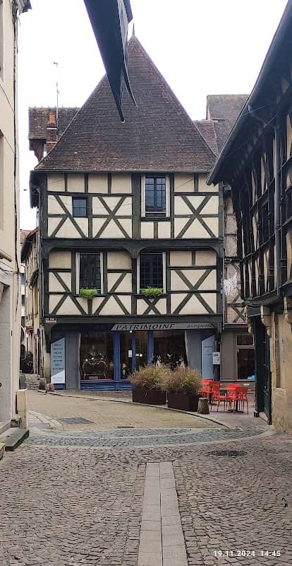 Place Saint-Pierre - Image 1