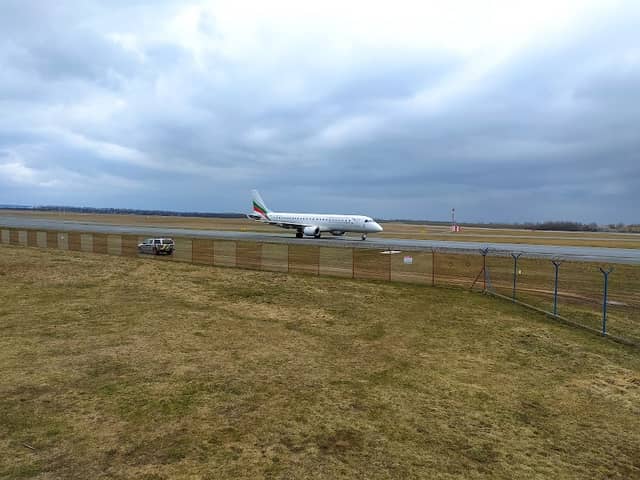 LKPR Spotting Point - runway crossing - Image 3