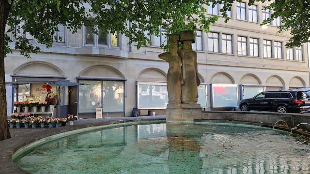 Marktfrauen, Globusbrunnen - Image 1