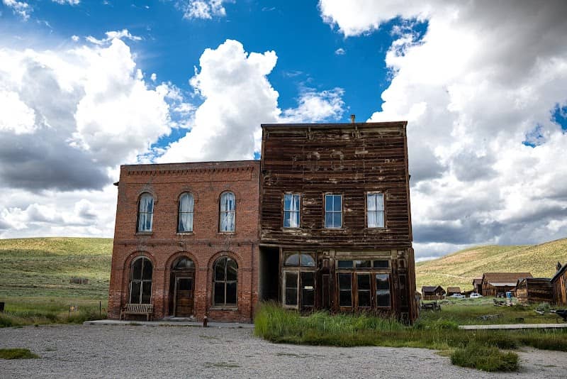 Dechambeau Hotel - Image 1