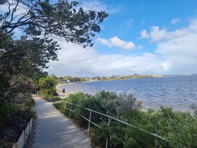 Foreshore walking track - Image 1