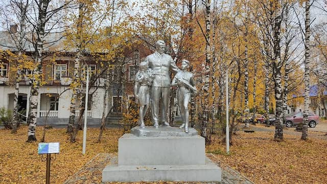 Памятник «Юрий Гагарин с детьми» - Image 1