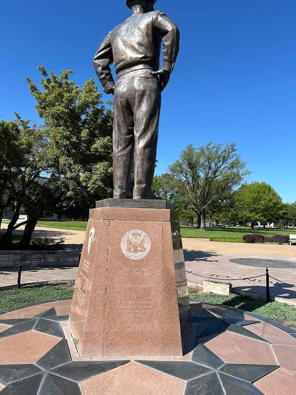 Dwight D. Eisenhower statue - Image 1
