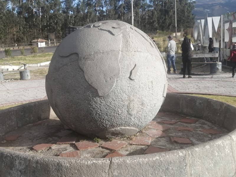 La Bola de Guachala, Linea Ecuatorial - Image 1