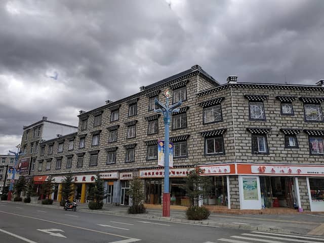 Shengdi Yading Hotel - Image 1