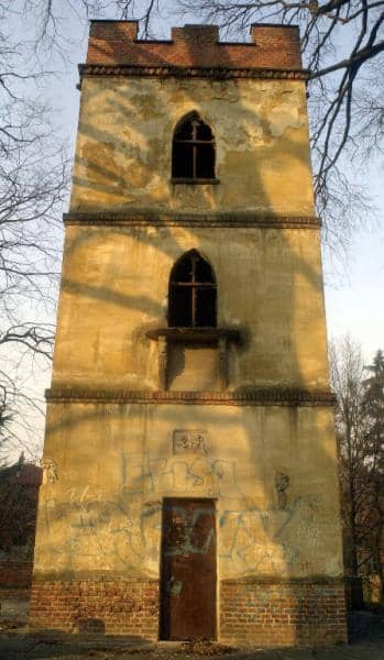 Resti delle mura e fossato. - Image 2